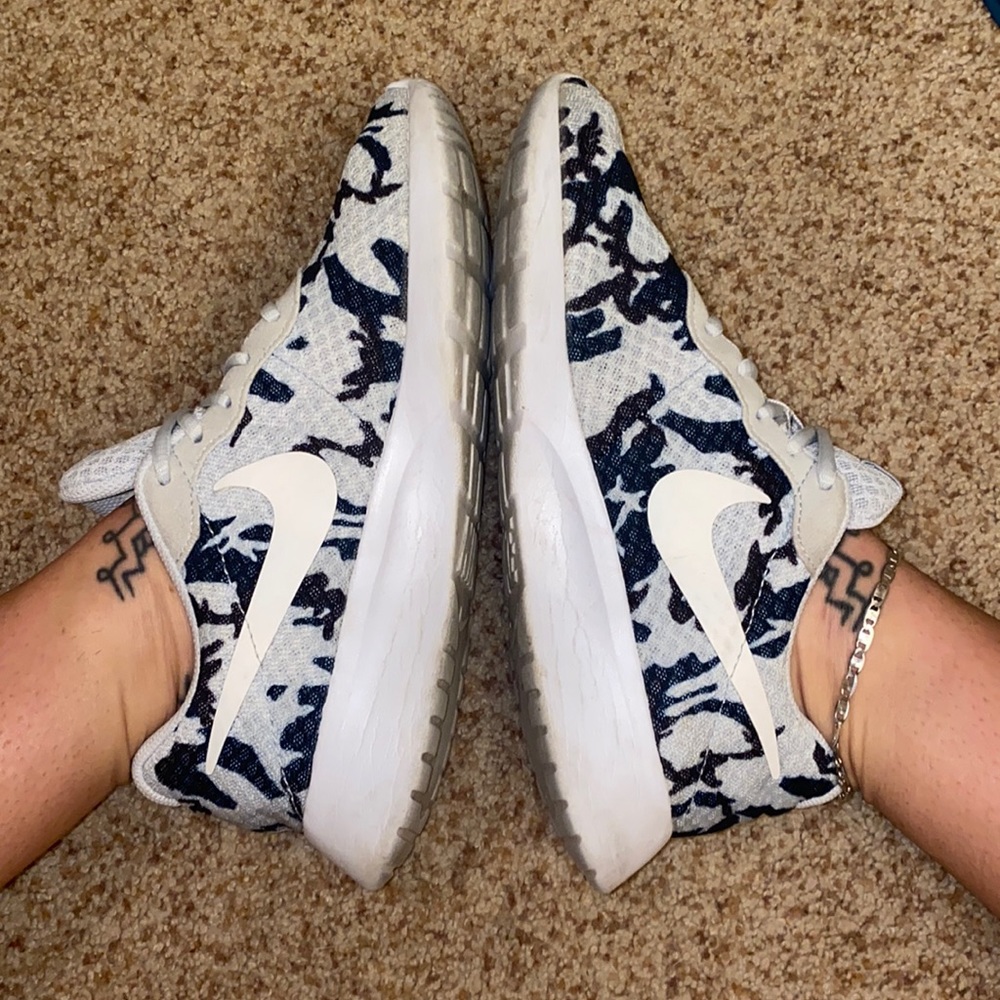 Nike Tanjun Women’s Camo Print Sz 8